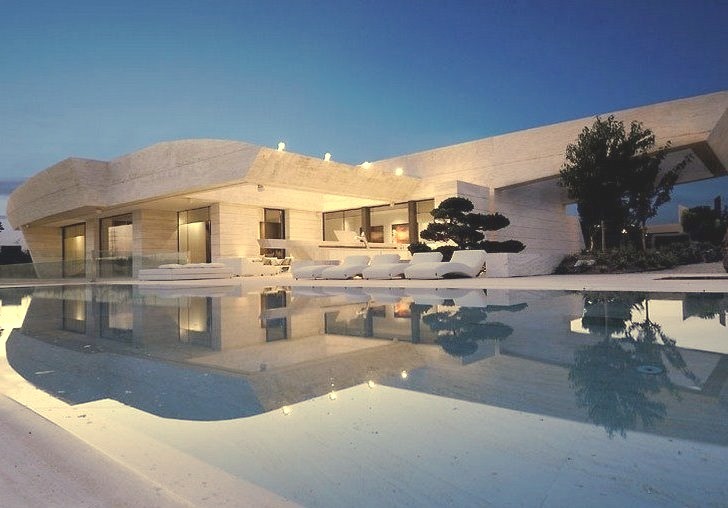 Modern Mansion With Huge Pool